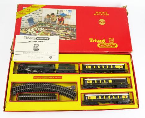 Triang Railways OO Gauge RS23 Passenger Train Set with R259 4-6-2 "Britannia" Loco Br Green 70000 with smoke and Pullman Coac