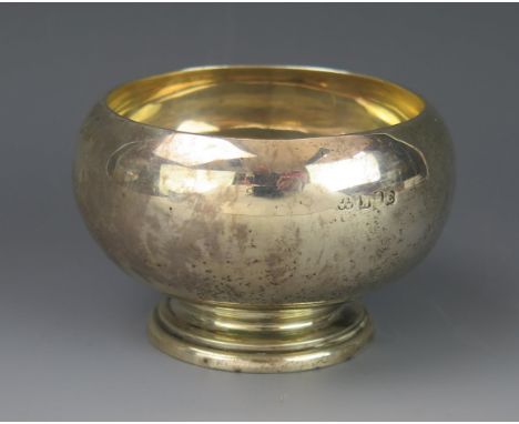 A George V silver sugar basin, maker Wakely &amp; Wheeler, Dublin, 1918, of plain circular form, raised on a circular spreadi