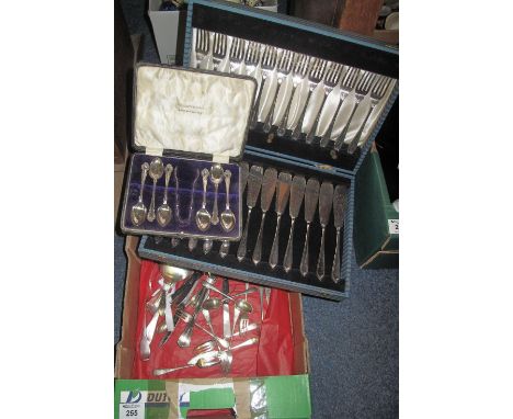 Tray of assorted loose plated cutlery together with a set of six teaspoons and tongs, in fitted case, and cased fish knife an