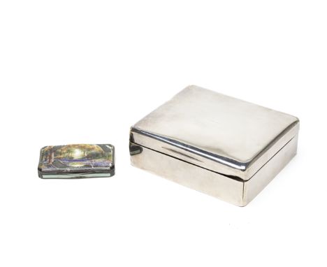 At Auction: A CONTINENTAL WHITE METAL PILL BOX. 5cm x 1.8 cm