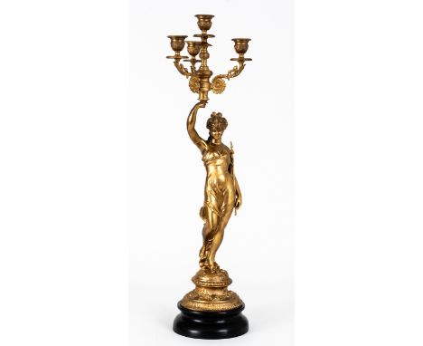 PRUNKVOLLE VIERFLAMMIGE FIGUREN-GIRANDOLE Metallguss feuervergoldet, Marmorsockel, um 1900  H: 65 cm