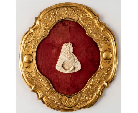 PORTRAIT EINES ADELIGEN IN FEINSTER SCHNITZKUNST Frankreich (?), Elfenbein, unten mit Sammlungs-Inventarnummer K.8750, 16./17