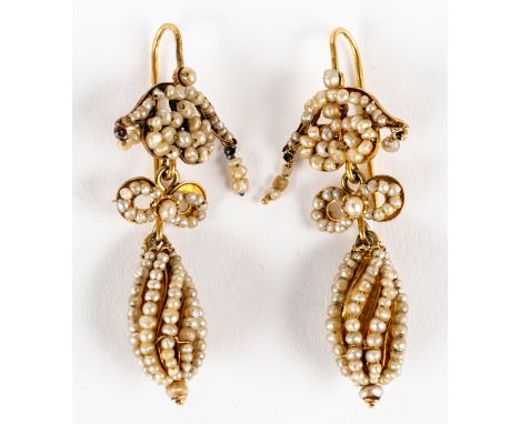 1 PAAR GOLDENE OHRHÄNGER MIT KLEINEN PERLENSTRÄNGEN unleserlich gepunzt, 18 K Gold, um 1900  H: je 5 cm, Gewicht: je 7g