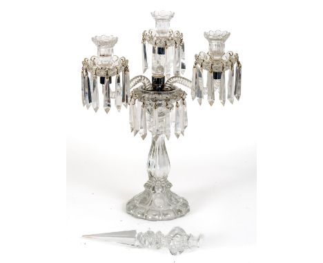 PRÄCHTIGER DREIARMIGER KRISTALL GIRANDOLE Frankreich, wohl Baccarat, Spitze abgebrochen, um 1920  H: ca 61 cm