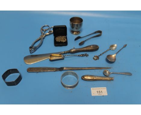 A COLLECTION OF HALLMARKED SILVER AND WHITE METAL ITEMS TO INCLUDE A LETTER OPENER, SUGAR TONGS, NAPKIN RING ETC.