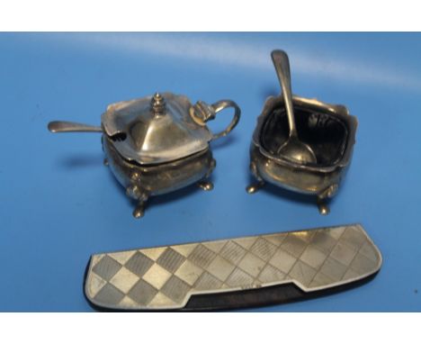 TWO HALLMARKED SILVER SALTS TOGETHER WITH A HALLMARKED SILVER COMB HOLDER