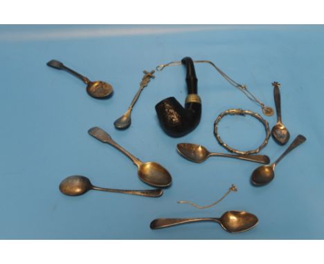 A COLLECTION OF SILVER AND WHITE METAL ITEMS TO INCLUDE A PIPE