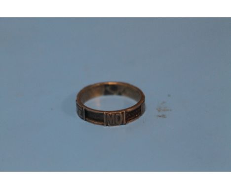A 9 CT GOLD MEMORIAL RING WITH PLAITED HAIR AND INITIALS C G