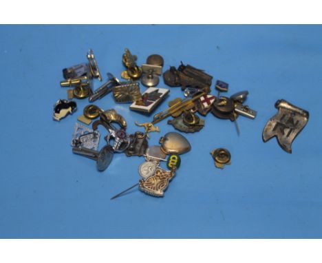 A BAG OF YELLOW METAL AND WHITE METAL ITEMS TO INCLUDE CUFFLINKS, AND A 9 CT GOLD LOCKET