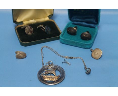 A COLLECTION OF SILVER AND WHITE METAL ITEMS TO INCLUDE CUFFLINKS, A PENDANT ON CHAIN ETC.