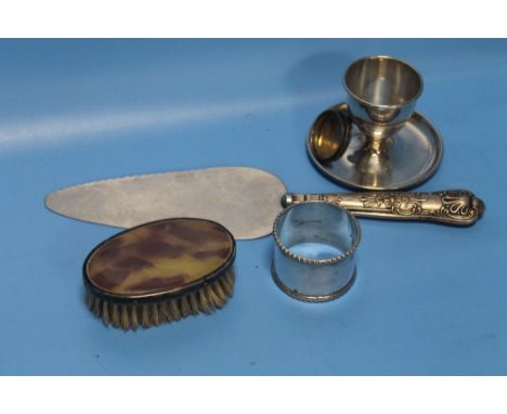 A COLLECTION OF HALLMARKED SILVER AND WHITE METAL ITEMS TO INCLUDE CAKE SLICE, NAPKIN RING, SHAVING BRUSH ETC.