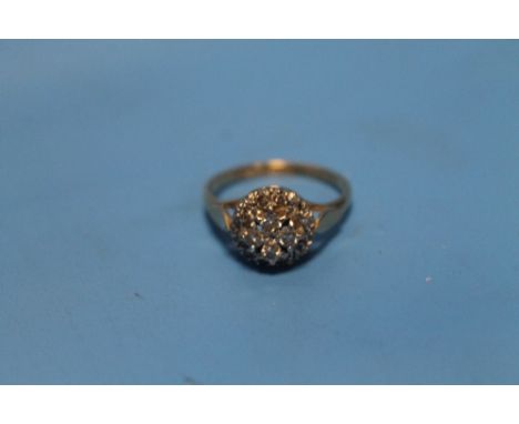AN 18 CT GOLD DIAMOND SET RING