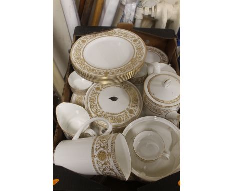 A TRAY OF ROYAL WORCESTER 'HYDE PARK' TEA &amp; DINNERWARE