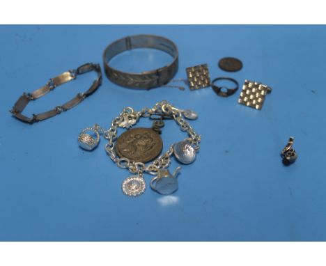 A COLLECTION OF HALLMARKED SILVER AND WHITE METAL ITEMS TO INCLUDE CUFFLINKS, BRACELET ETC.