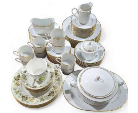 Noritake: a "classic gold" part dinner and tea service, comprising dinner plates, tureen, milk jug, sauce boat, side plates c