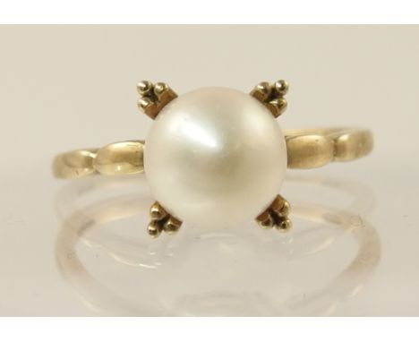 A 9ct pearl set ring