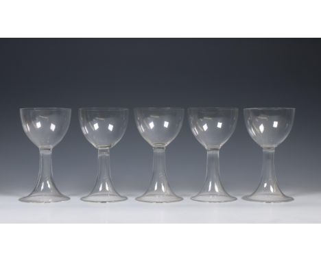 Gerard Muller, vijf heldere rijnwijnglazen, model Cyrano, ca. 1925; Uitvoering Josephinnehütte Schreiberhau/Silezië. (twee me