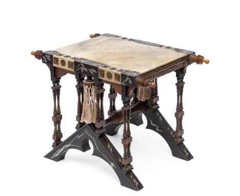 Carlo Bugatti (1856-1940), walnoten kruk, ca. 1900-1910; Uitgevoerd met gedraaide spijlen, koperen appliques, inlegwerk met t
