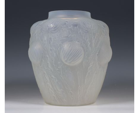 Rene Lalique (1860-1945), persglazen vaas 'Domremy', ontwerp circa 1926; Uitgevoerd met decoratie van distels. Onderzijde gem