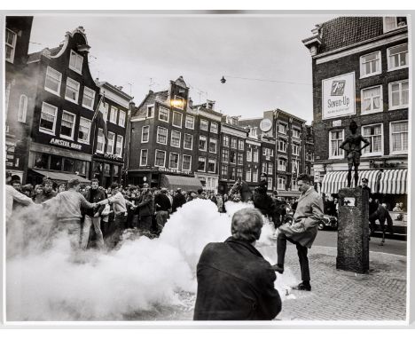 Cor Jaring (1936-2013), zwart wit foto 'Provo op Spui', ca. 1966. h. 30 cm, b. 40 cm [1]