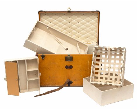 Louis Vuitton, Steamer Trunk, ca. 1910; Uitgevoerd met oranje Vuittonite canvas, koperen sluitingen, leren riem en banden . K