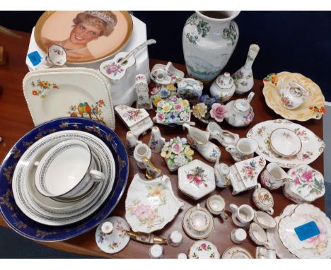 Dressing table trinkets and miniatures to include Hammersley and Royal Doulton, together with a Clarice Cliff Harvest pin dis