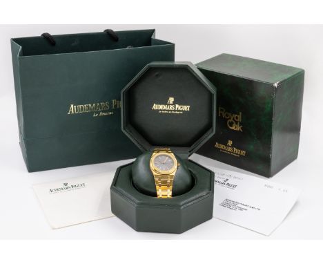 AN AUDEMARS PIGUET GOLD ROYAL OAK AUTOMATIC WATCHThe signed grey waffle dial with luminous gilt baton hour markers, date aper
