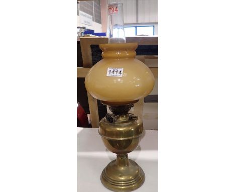Duplex brass paraffin lamp with yellow glass shade, H: 55 cm. small chip to base of chimney. Not available for in-house P&amp