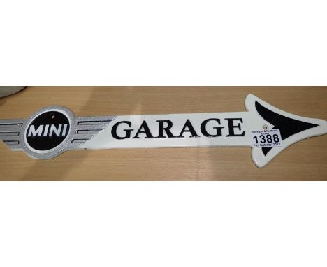 Cast iron Mini garage arrow, L: 40 cm. P&amp;P Group 1 (£14+VAT for the first lot and £1+VAT for subsequent lots) 