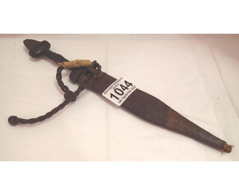 North African leather sheathed dagger, blade L: 17 cm. P&amp;P Group 1 (£14+VAT for the first lot and £1+VAT for subsequent l