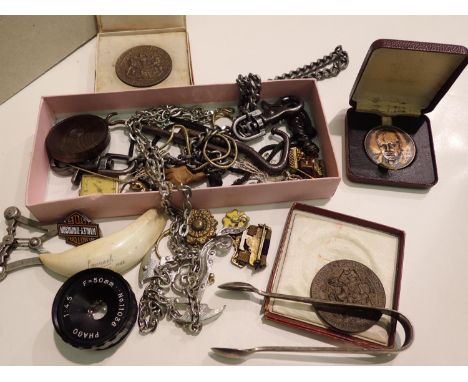 Tray of mixed collectables including camera lenses, coins and silver. P&amp;P Group 3 (£25+VAT for the first lot and £5+VAT f