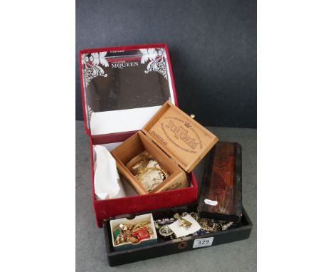 A small collection of mixed vintage jewellery to include a 9ct gold padlock 