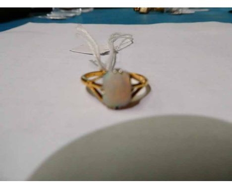 An 18ct gold white opal set ring size M 1/2 2.6g