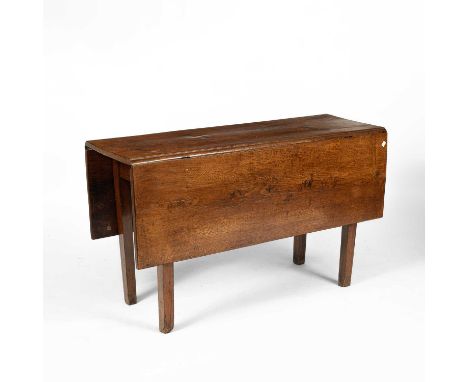 A Georgian oak rectangular gateleg table, on square legs, 127cm wide, 45cm deep (unextended), 120cm (extended), 74cm high Som