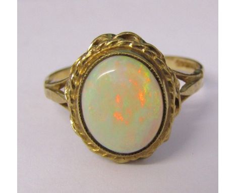 9ct gold opal ring size N weight 2.9 g (opal 10 mm x 7 mm)