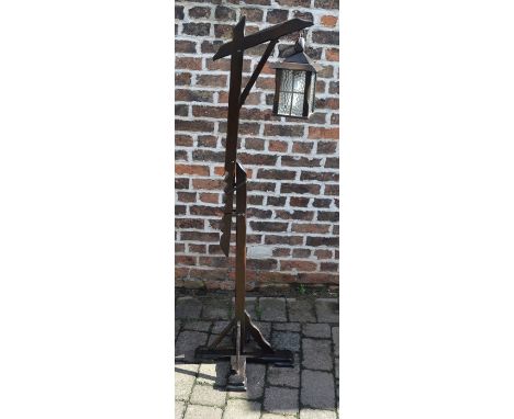 Adjustable hangman's standard lamp