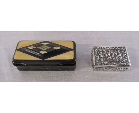 Early 20th century tortoiseshell and horn snuff box L 6.5 cm (damage to underside of lid) &amp; a silver snuff box with gilt 