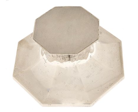 A George V octagonal silver capstan inkwell, the lid engine turned, 13.5 x 13.5cm, by Deakin &amp; Francis Ltd, Birmingham 19