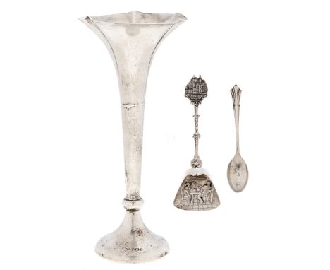 A Continental decorative silver caddy shovel, early 20th c, a silver coffee spoon and a silver vase, loaded, 18dwts excluding