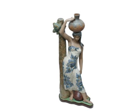 An exquisite Lladro Tahitiana (model number 01012032) limited edition porcelain sculpture, beautifully crafted with a strikin