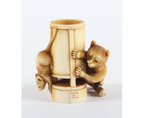 NETSUKE KATZ UND MAUS, Elfenbein, eine Katze versucht eine auf einem runden Schränkchen sitzende Maus zu fangen, H 3,5, Haarr