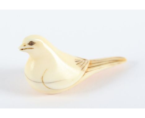NETSUKE SITZENDER VOGEL, Elfenbein, Augen schwarzes Horn, schöne, teils goldgelbe Alterspatina, L 4,5, ein Haarriss, JAPAN, A
