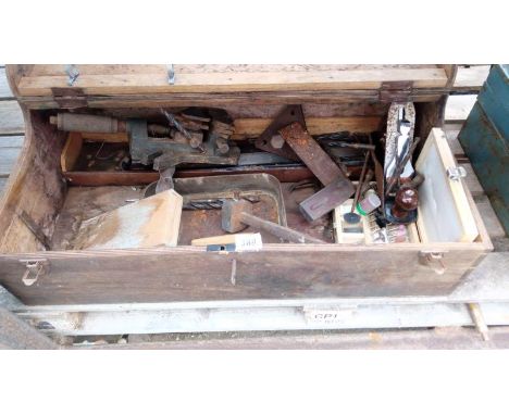 A locking vintage toolbox -full- 