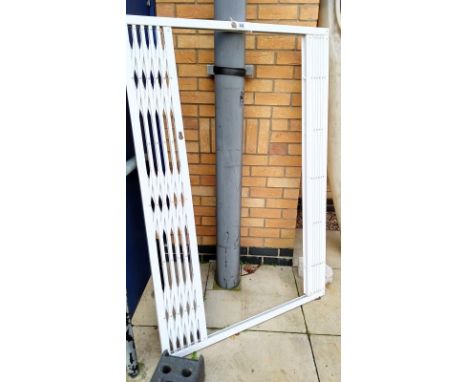 A lockable concertina gate 
