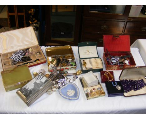 Costume jewellery and trinket boxes 