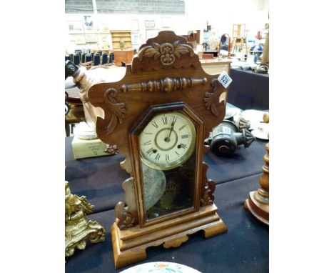 MANTLE CLOCK. American mantle clock with key and pendulum 