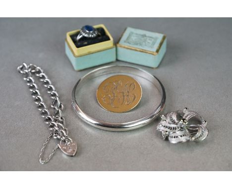 A collection of mainly sterling silver jewellery to include a silver bangle bracelet, silver charm bracelet and a boxed silve