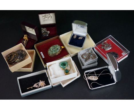 A collection of mixed vintage jewellery to include silver examples. 