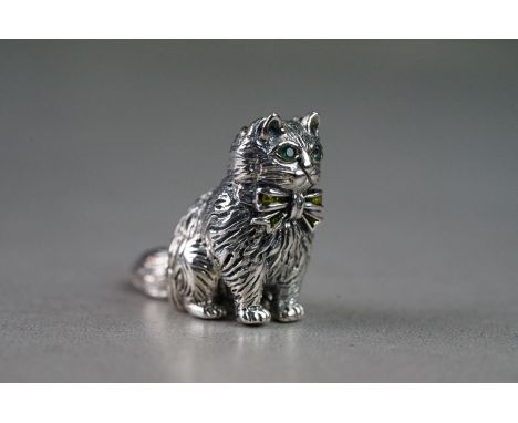 Heavy cast silver long haired cat figure, with emerald eyes, height approx. 2.5cm 