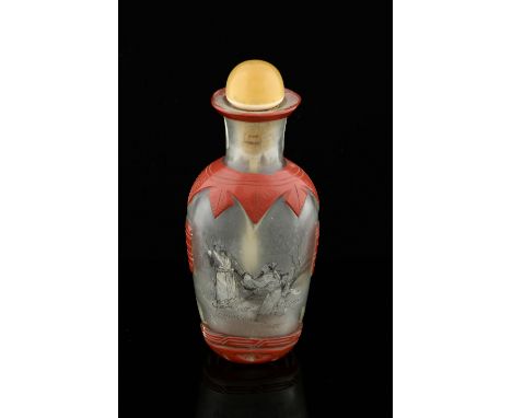 Early 20th century Chinese reverse painted glass snuff bottle and stopper decorated with figures and overlaid in red, 12.5cm 